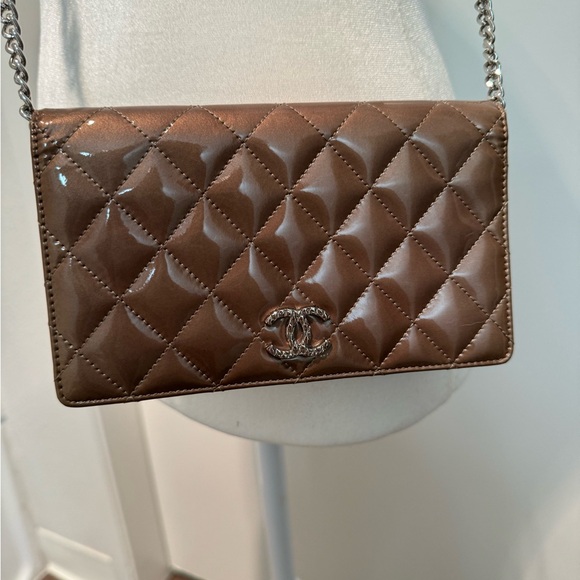 ❌SOLD❌Very Good Used Auth Chanel Patent Leather Wallet - Neutral/ Gray Color - Picture 3 of 15